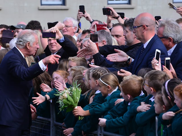 Pacemaker Press 13-09-2022: King Charles III has arrived in Northern Ireland on his first visit as monarch.Accompanied by Camilla, the Queen Consort, his plane touched down at Belfast City Airport.King Charles III pictured as he arrives at Hillsborough Castle where he will meet Stormont's party leaders.Picture By: Arthur Allison/Pacemaker Press.
