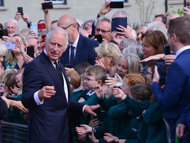 Pacemaker Press 13-09-2022: King Charles III has arrived in Northern Ireland on his first visit as monarch.Accompanied by Camilla, the Queen Consort, his plane touched down at Belfast City Airport.King Charles III pictured as he arrives at Hillsborough Castle where he will meet Stormont's party leaders.Picture By: Arthur Allison/Pacemaker Press.