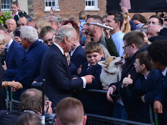 Pacemaker Press 13-09-2022: King Charles III has arrived in Northern Ireland on his first visit as monarch.
Accompanied by Camilla, the Queen Consort, his plane touched down at Belfast City Airport.
King Charles III pictured as he arrives at Hillsborough Castle where he will meet Stormont's party leaders.
Picture By: Arthur Allison/Pacemaker Press.