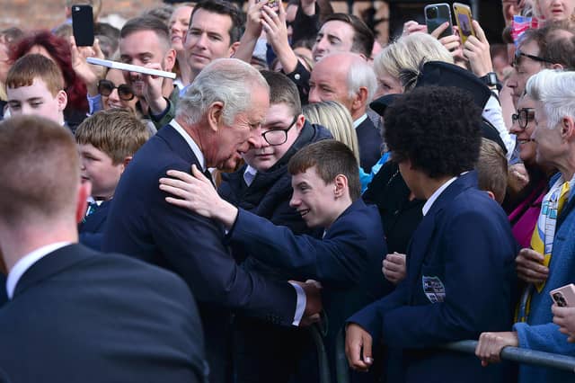Pacemaker Press 13-09-2022: King Charles III has arrived in Northern Ireland on his first visit as monarch.
Accompanied by Camilla, the Queen Consort, his plane touched down at Belfast City Airport.
King Charles III pictured as he arrives at Hillsborough Castle where he will meet Stormont's party leaders.
Picture By: Arthur Allison/Pacemaker Press.
