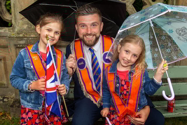 Scott White and daughters Elodie (7) and Ebony (5) pictured before taking part in the Lurgan Mini 12th on Friday evening. LM27-204.