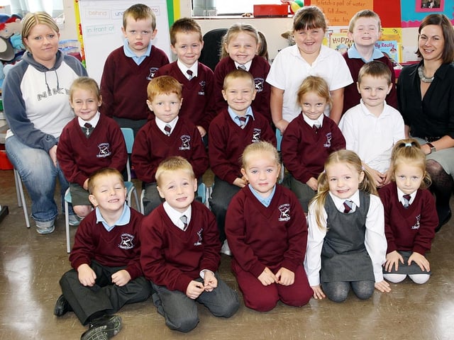 Largymore Primary One teacher Mrs Kelly Porter and Classroom Assistant Emma Dougherty and their Primary One Class in 2007