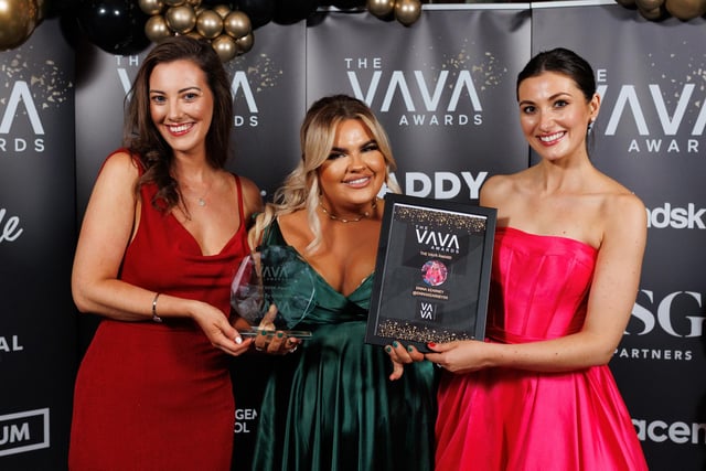 Co-founders of VAVA Influence, Chloe Henning and Francesca Morelli present Make Up Artist and TikTok sensation Emma Kearney with the Overall Winner Award at the recent
VAVA Awards