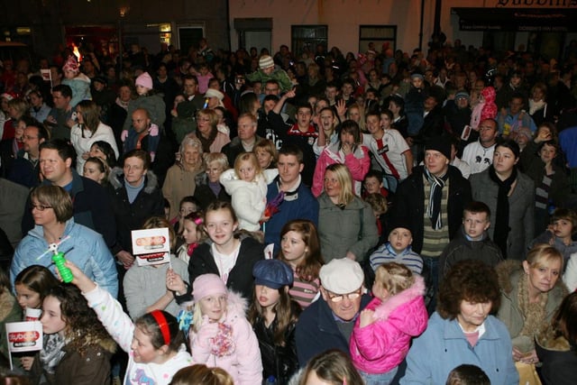Carrick Town Centre was packed for the 2007 Christmas countdown event. Ct47-070tc