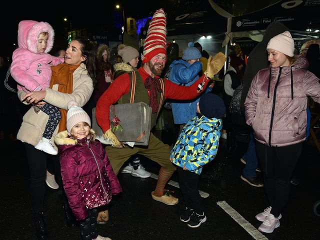Having a laugh with an elf at the Lurgan Christmas lights event. LM47-215.