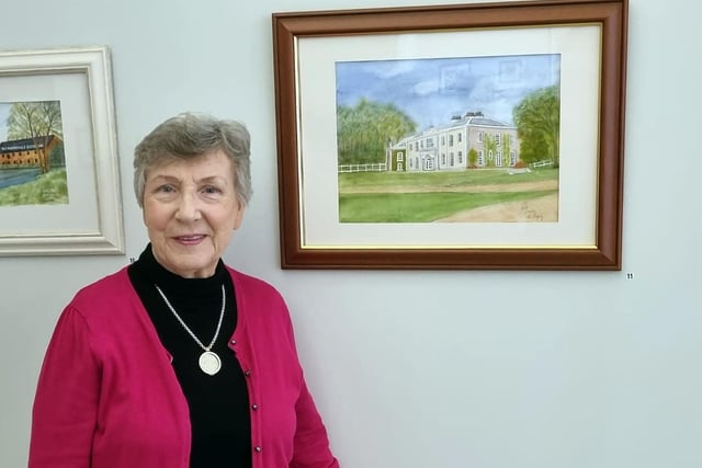 Thelma Irwin pictured with her painting of 'The Argory'.