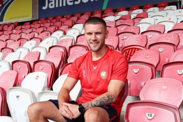 Lewis McKinnon signs for Portadown