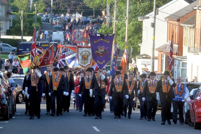 The Lurgan mini 12th parade makes its way along Windsor Avenue to the town centre on Friday evening. LM27-261.