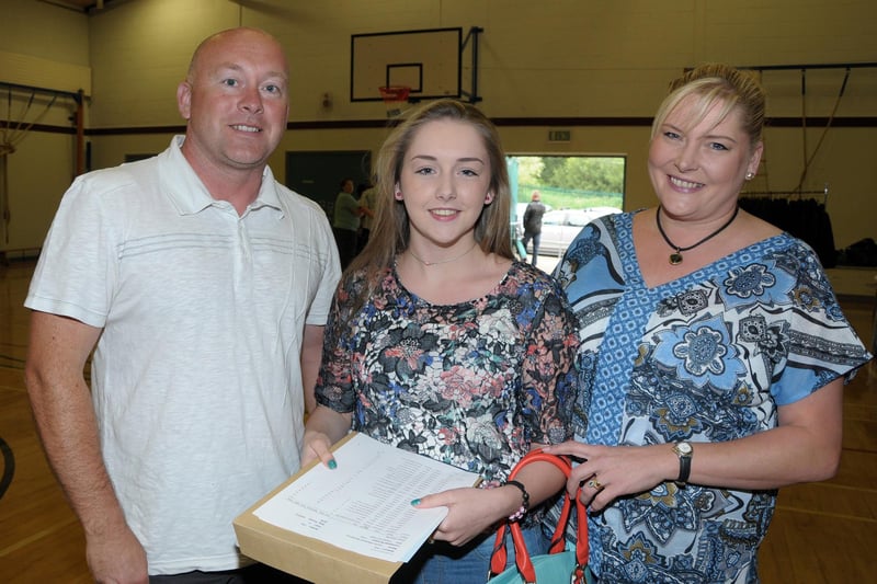 Lauren McNeice with mum, Tracey and dad, Joe on results day at Ulidia in 2015. INCT 34-216-AM