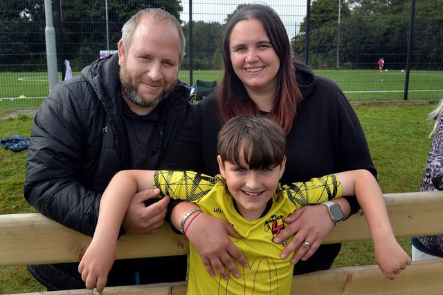 Lurgan Town player, Isaac Overend pictured during a break in play with his mum and dad, Steven and Natalie. LM35-239.