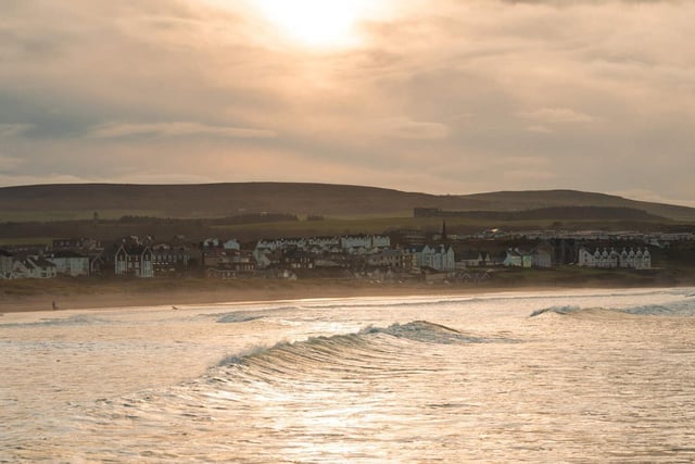 Castlerock is a more advanced spot, often drawing experienced surfers keen to catch the right-hand wave that peels off the pier. Winter, especially February, brings the most consistent clean swell here, though changing tides can create tricky conditions – the water depth can vary by up to 10 metres across the day. While the broad beach may look inviting, surfers need to pay attention to shifting currents and incoming tides. Lifeguards are present seasonally.