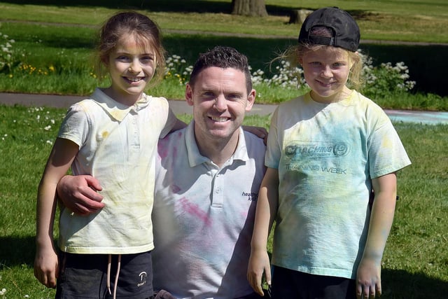 Paul Carvill, founder of Healthy Kidz fitness, health and wellbeing programme providers pictured with two of his nieces, Reyna Kaplan (8), left, and Betsy Carvill (8) at the Ballyoran Primary School colour run. PT21-215.