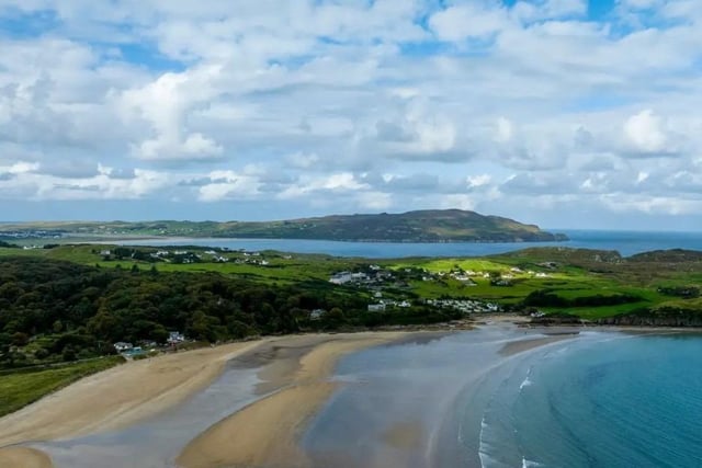 Another Donegal gem, Marble Hill Strand is a relatively exposed beach break that performs best in winter months, particularly November. Offshore winds from the southwest and northerly swell directions produce clean left and right-handers, best surfed around high tide. Thanks to its location, this spot rarely gets overcrowded, making it a good choice for more focused sessions. Lifeguards are on duty in season, and nearby villages like Portnablagh and Dunfanaghy offer food and facilities.