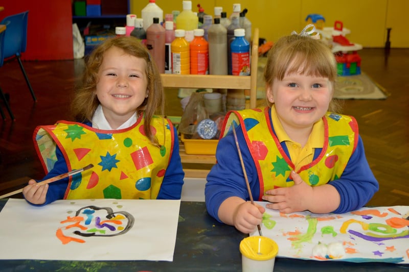 Lacey Campbell and Sophie Duff during their first day at Sunnylands Primary School in 2014. INCT 36-136-GR