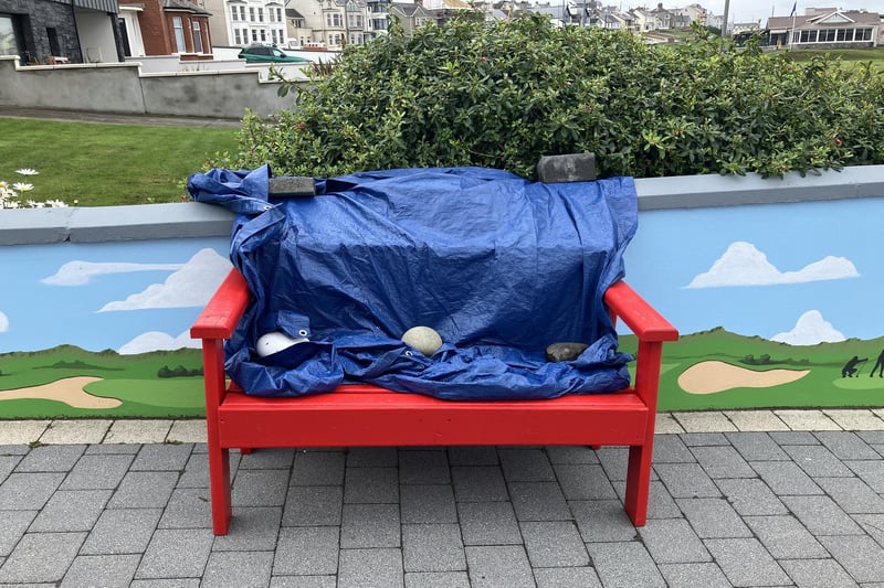 The last panel of Maureen's mural of golfing greats was kept hidden (and protected from the rain!) until the portait of Scottie Scheffler was unveiled.