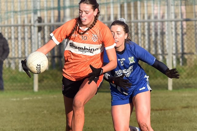 Dearbhla Coleman on the attack for Clann Éireann during the All-Ireland Senior Club Championship semi-final. LM50-230.
