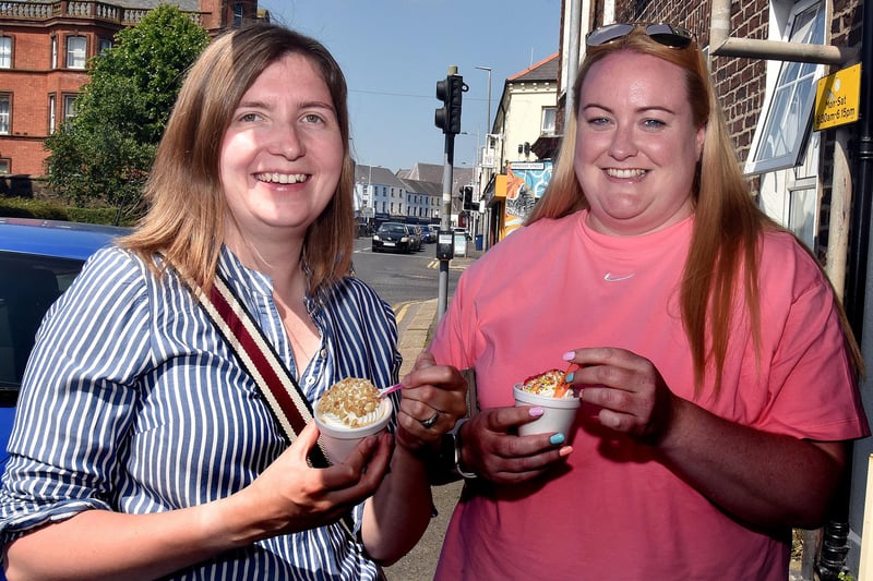 Cooling down with a tub of ice cream are Ashleigh Todd, left, and Liz Partridge from Portadown Heritage Tours. PT22-247.