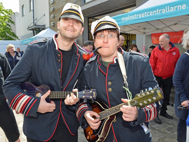 Dan Leith and Rachael McCabe entertain at Broadway during the Larne Alive celebrations. INLT 23-038-PSB