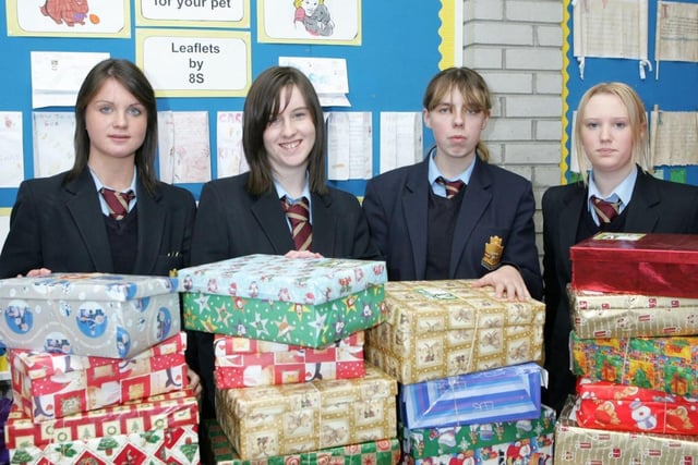 Kerry Wilson, Claire Waterson, Nadine Reding and Emily Cochrane helping with the  2006 Shoe Box Appeal. ct46-066tc
