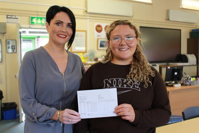 Aoife celebrates her A’ Level results with her mum, Louise, at ICD. Aoife will continue her education studying a BA Hons Degree in Psychology at St Mary’s University, Twickenham.