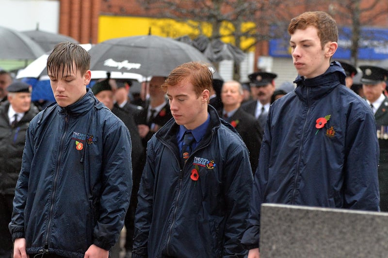 BB Senior Section members laying their wreath.