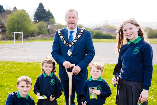 Ald Stephen Ross pictured with pupils from Mossgrove Primary School.