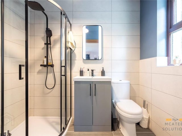 Shower room.
