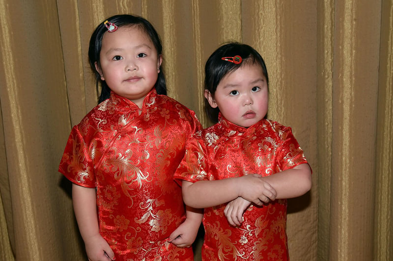 Four-year-old Amy Ho and her three-year-old sister Eva. PT04-203.