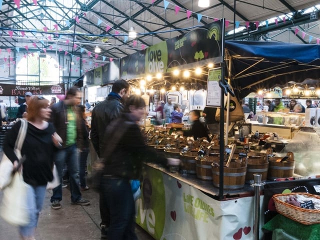 No visit to Belfast would be complete without visiting the city’s last Victorian covered market. Built between 1890 and 1896, with the Friday market dating back to 1604, the market unsurprisingly is heaven for connoisseurs of street food.
Nigel Logan’s Hillstown Farm Shop offers the best of Northern Irish champion sausages and award-winning steaks, while El Toro Grill serves up quality burritos, breakfast baps and first-rate gourmet burgers.
Tapitas specialises in paella and tapas, while Anne Stone sells the best, freshly picked local fruit and vegetables. With almost twenty food stalls open here (mostly between Friday and Sunday) be sure to visit soon.
For more information go to belfastcity.gov.uk/stgeorgesmarket