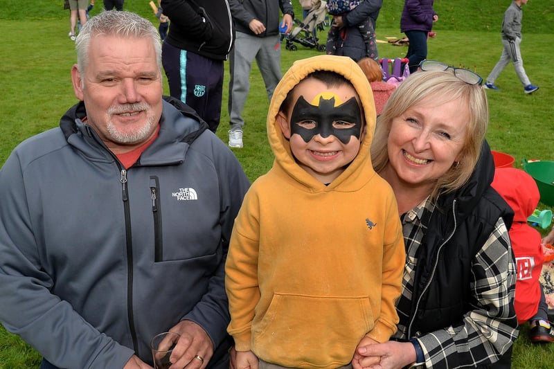 Denver and Stephanie Pearson pictured with grandson, Harrison Frazer (5), at the charity fun day at Laurelvale Cricket Club. PT39-212.