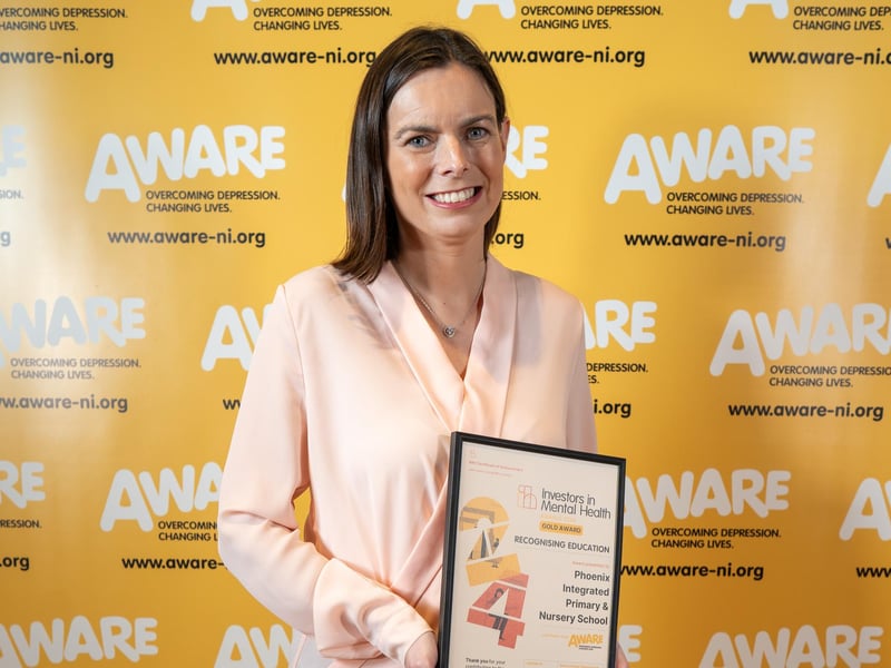 The awards ceremony, held at the Europa Hotel in Belfast and hosted by Barra Best, saw Phoenix Integrated Primary and Nursery School in Cookstown recognised for their dedication to promoting positive mental health. The school integrated AWARE NI’s mental health programmes such as Paws b Mindfulness into their curriculum and also maintained a consistent focus on mental health through initiatives like signposting, appointing mental health champions and creating dedicated mental health spaces, including their sensory room for pupils and staff.