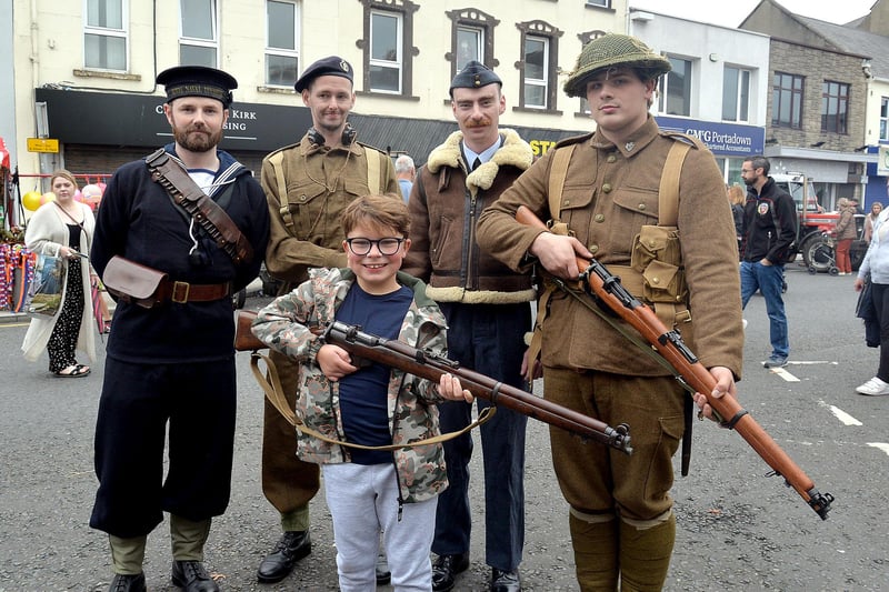 Jaxon Rutherford tries out one of the replica rifles used by members of the Northern Ireland Historical Airsoft Society, back, at Country Comes To Town. PT38-217.