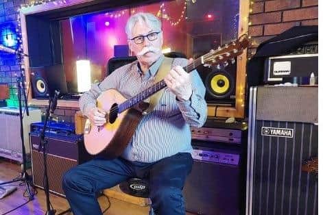 Moy musician Barry Lynch, who taught at Drumcree College in Portadown, and who played with a vast array of international musicians, has sadly died in Belfast Royal Victoria Hospital just weeks after a tragic accident.