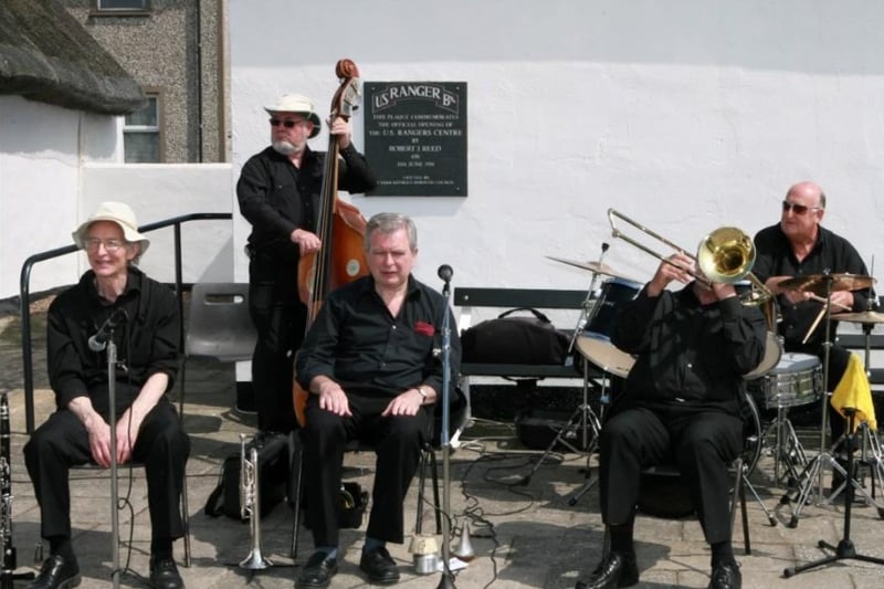 The 2008 Carrick in Bloom launch with music from the Apex Jazz Band. Ct21-030tc