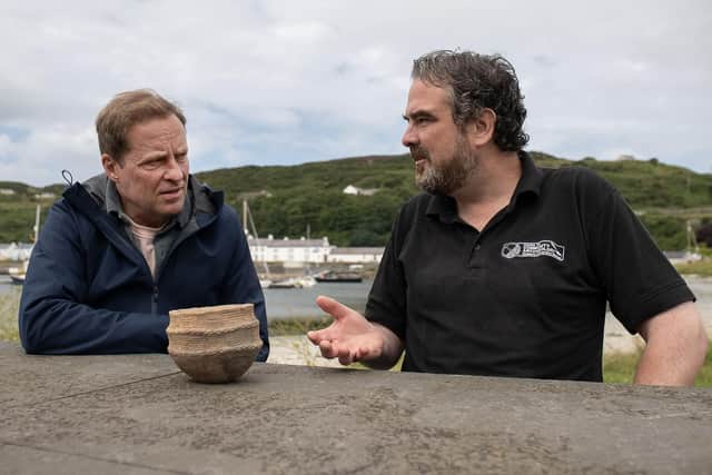 Ardal O'Hanlon meets Brian Sloan during his visit to Rathlin Island. Credit TG4