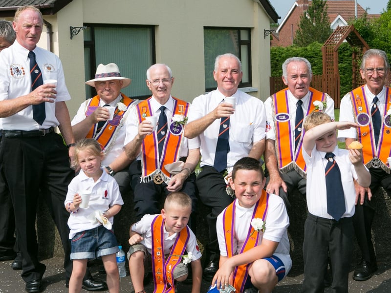Members from LOL 787 Woodburn Ebeneezer take a break in Glengormley. INCT 29-423-RM