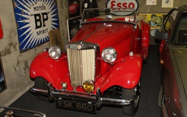 The Abingdon Collection is a memorabilia showcase like no other, including over 500 model cars, photographs, signs, radios and more.
With over 45 years of collecting experience, you can find replicas and real items from throughout the 50s, 60s and 70s on the Omagh premises.
