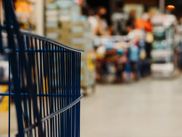 There is a range of different ingredients that are both inexpensive and filling. Foods such as broccoli, sweet potatoes, carrots, onions and rice can be rotated through and made to taste different each time. Available throughout the year, these foods are ideal for those on a budget as well as being incredibly filling.