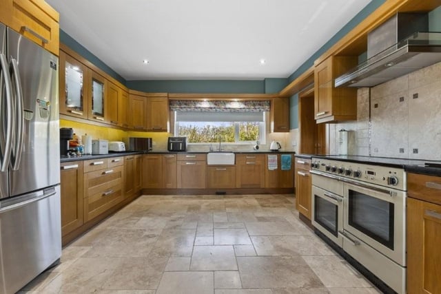Kitchen/diner with excellent range of solid oak eye and low level units.