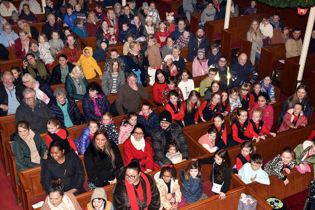 The audience at the Thomas Sreett Methodist Church Christmas lights switch on and pantomime. PT50-212.