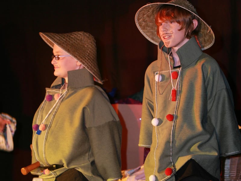 Playing their roles in Aladdin were David McGuinness and Chris Beck. Ct18-046tc