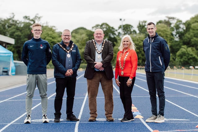 The Mayor of Antrim and Newtownabbey, Councillor Neil Kelly, officially unveils the newly resurfaced track at Antrim Forum’s Northern Ireland Centenary Stadium. He is joined by four-time Paralympic gold medallist Dr Michael McKillop MBE and Commonwealth Para Triathlete Oliver Gunning. Also pictured are Deputy Mayor Councillor Paul Dunlop and Wendy Philips, President of the Athletics NI Board.