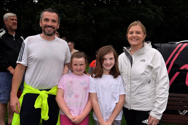 The Macartney family, dad, Andrew, Isla (9), Beth (7) and Mum Claire who took part in the Healthy Kidz colour run in Lurgan Park. LM35-213.