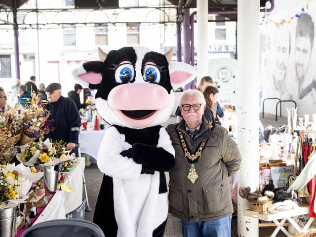 Mayor of Causeway Coast and Glens, Cllr Oliver McMullan, pictured at Ballymoney Spring Fair with mascot Toonie the Cow.