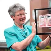 Dame Jocelyn Bell Burnell with the £50 note.