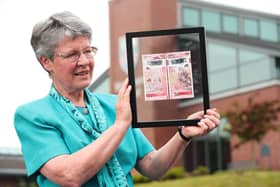 Dame Jocelyn Bell Burnell with the £50 note.