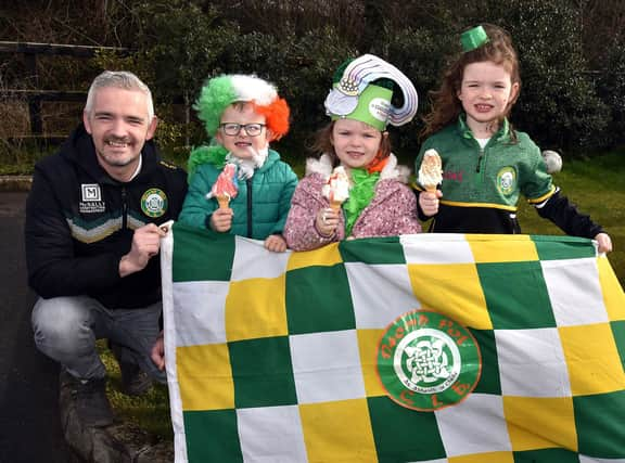 Enjoying an ice cream before the start of the big parade are from left, Harley Cooper (4), Aimee Fox (4) and Eimear Fox (7) with Ryan Fox lending his support. LM12-205.