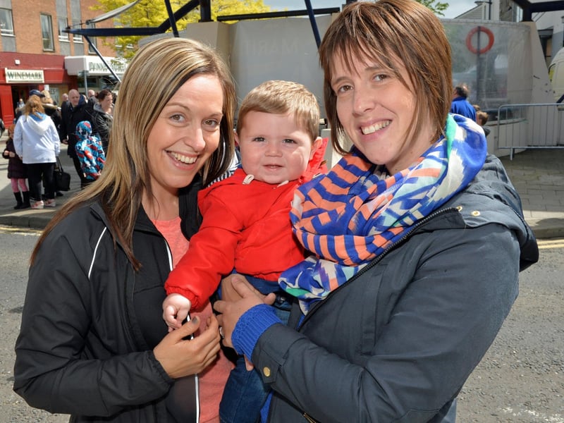 Emma McKeown with Christine and Oliver Rainey wait for the Larne Alive parade at Broadway. INLT 23-042-PSB