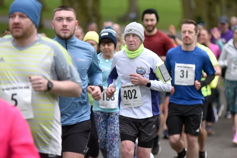 Hardcore runners taking part in the 10K charity race in Lurgan Park. LM13-221.