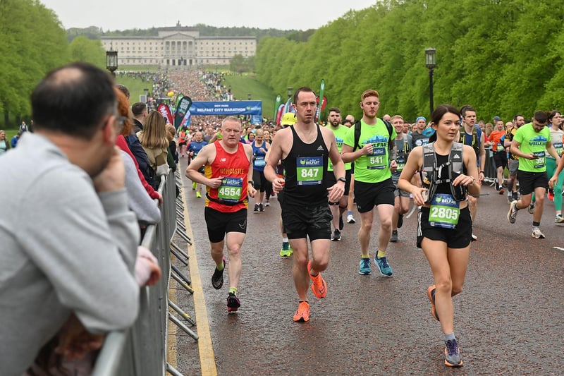 The wave of runners makes its way through the Stormont estate.
